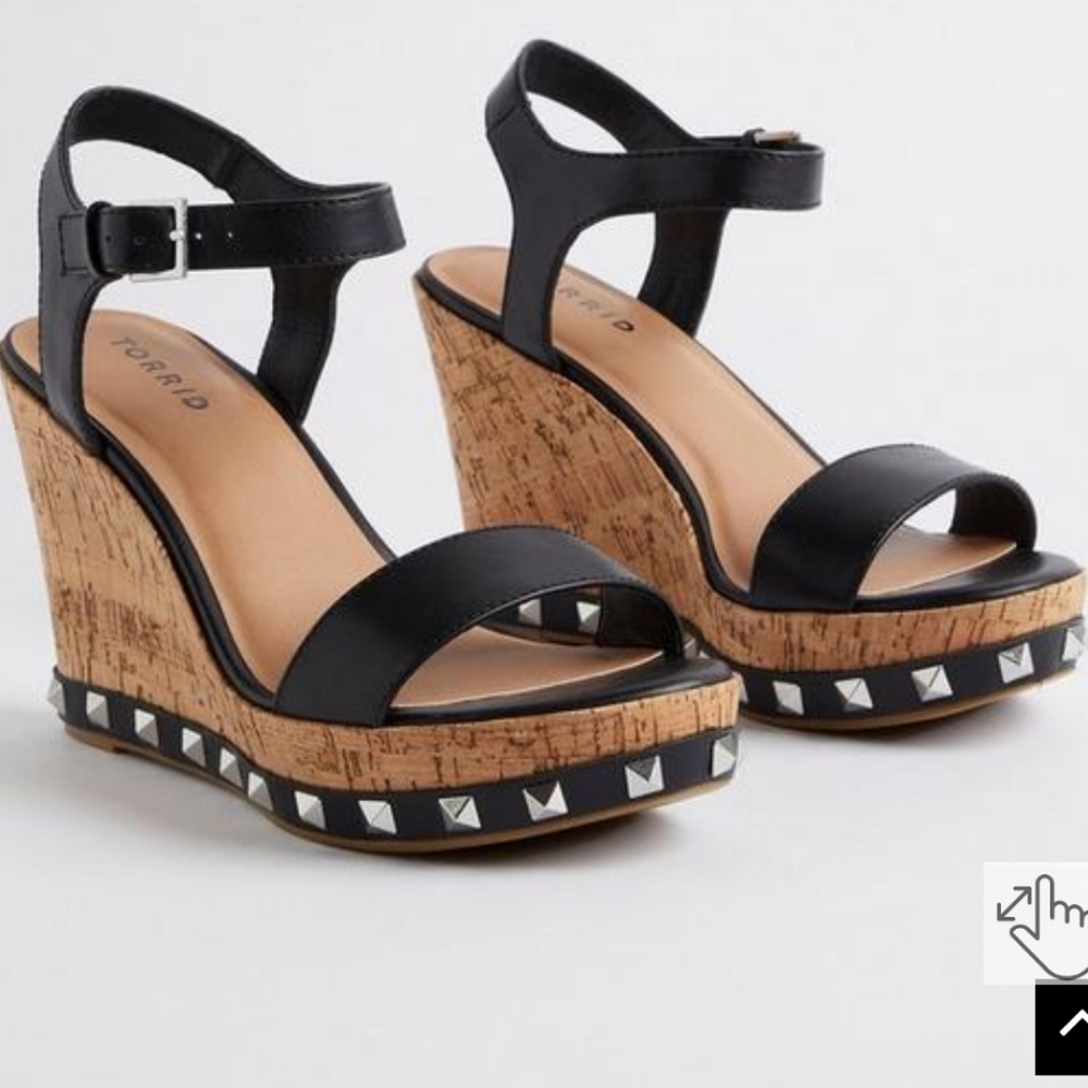 Torrid sz 8 studded platform wedge